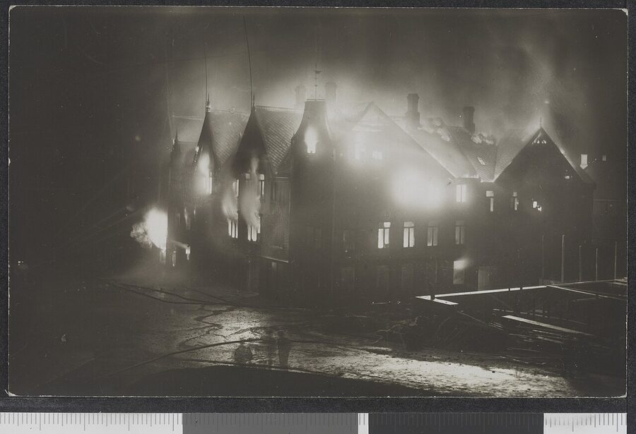 The Bergen city fire of January 1916 burning through wooden buildings