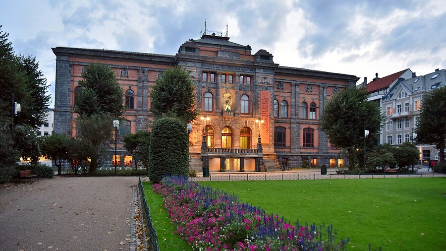 The KODE 1 art museum building beside Lille Lungegårdsvann lake