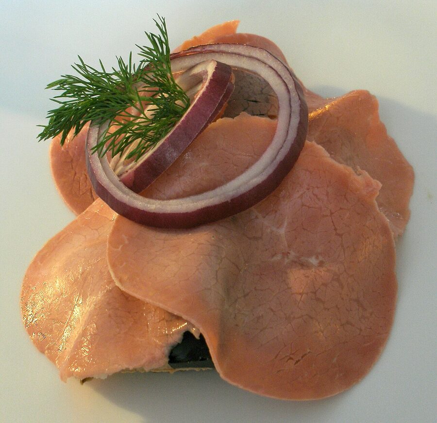 Dyrlægens natmad at Ida Davidsen: liver pâté, salt beef, jellied stock and red onion
