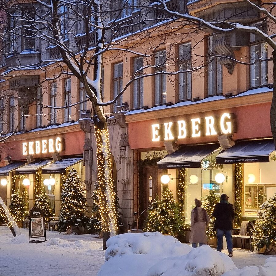 Café Ekberg in winter, the Bulevardi facade and snow