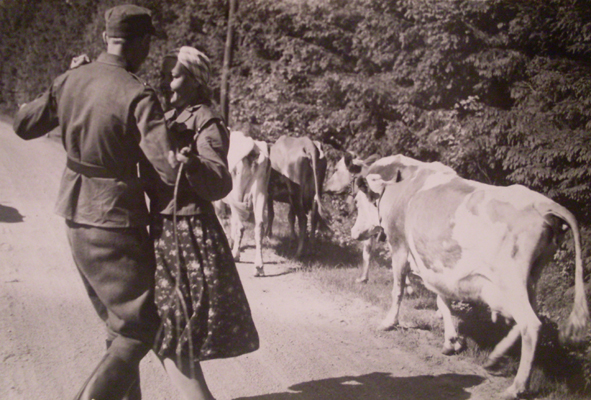 A Karelian evacuee with a soldier during the Continuation War