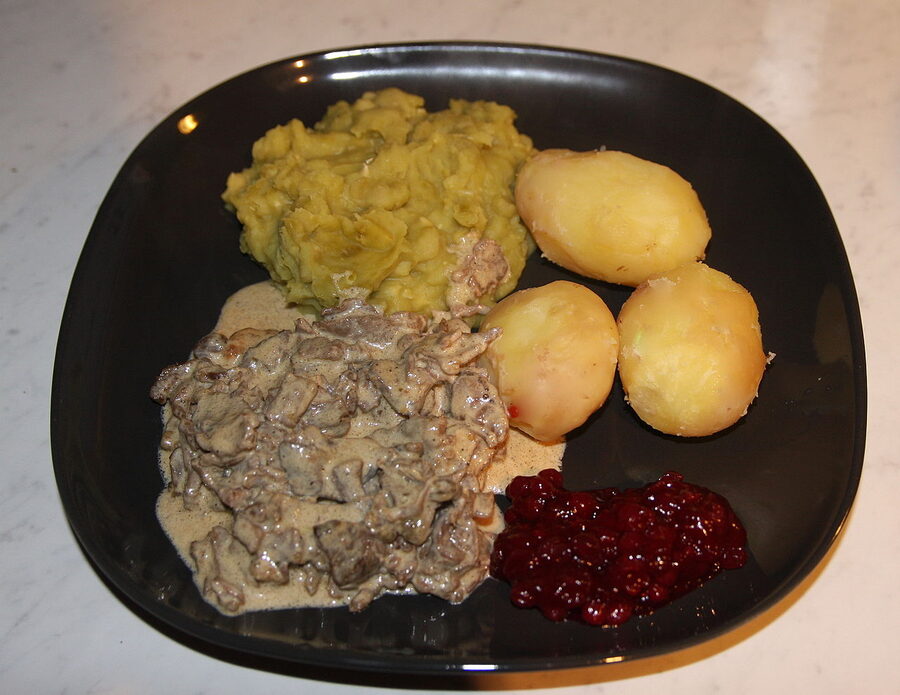 Finnbiff or sautéed reindeer in a bowl with potatoes and lingonberries