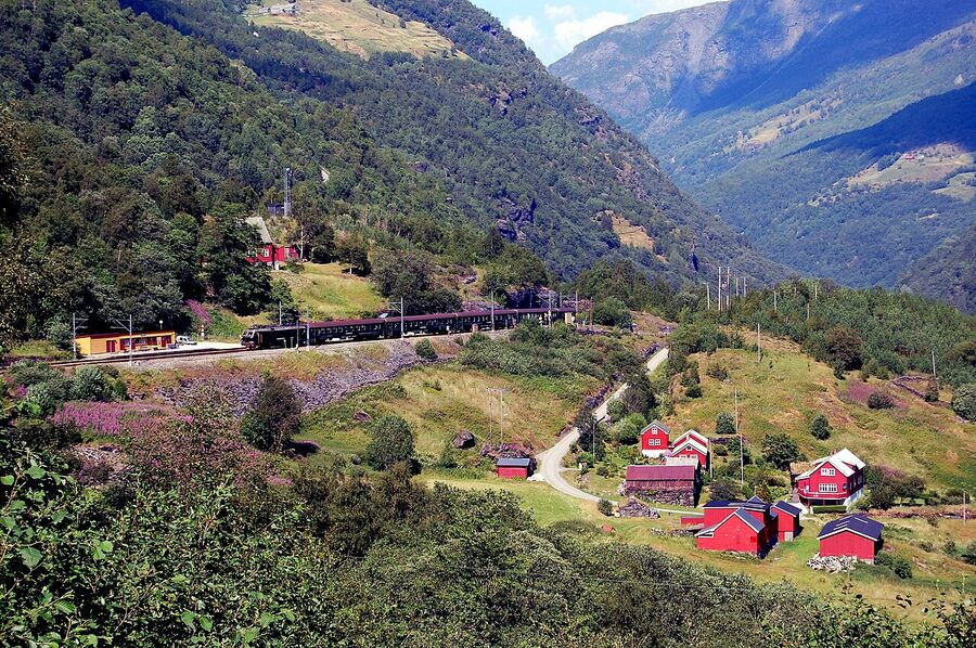 Flåmsbana train approaching Berekvam station