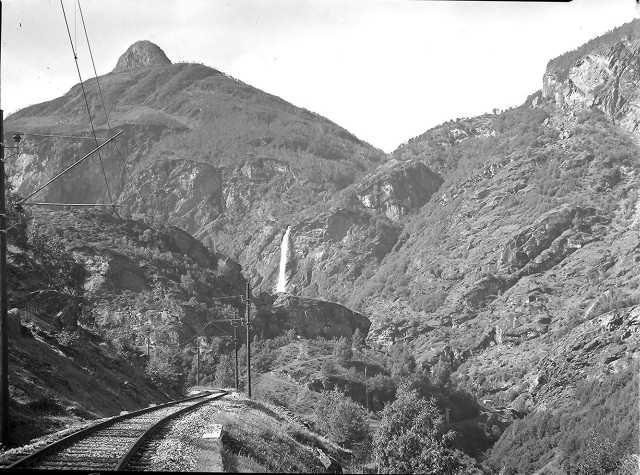 Historical photo of the Flåm Line near Rjoandefossen waterfall