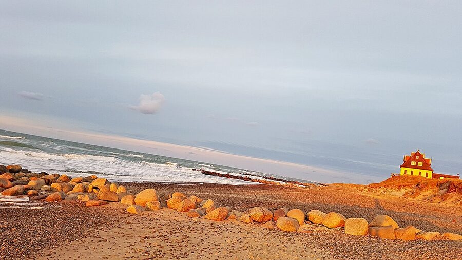 Hollanderhuset at Solnedgangspladsen in Gammel Skagen at sunset