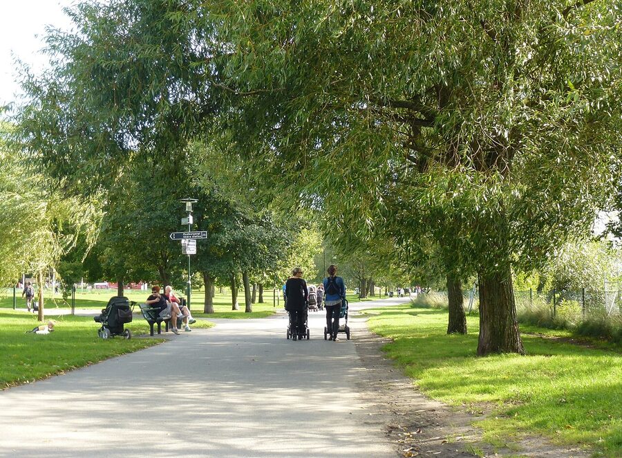 The promenade walk at Hornstulls strand toward Liljeholmsbron
