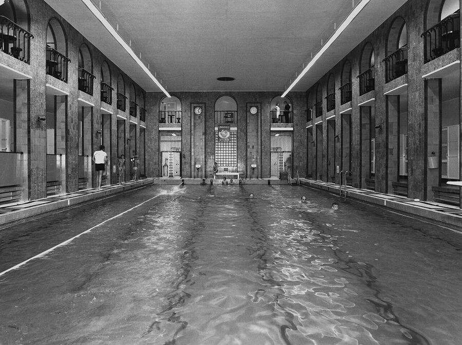 A 1968 photo of Yrjönkadun uimahalli, swimmers in the pool