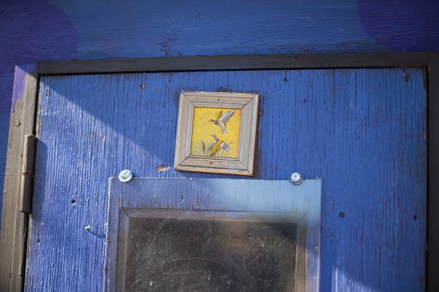 A small handmade welcome sign at Sompasauna with hand-painted lettering