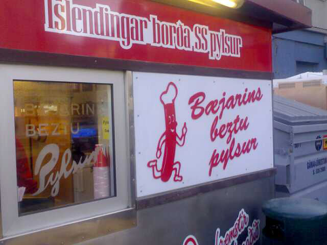 Bæjarins Beztu Pylsur hot dog stand in Reykjavík harbour