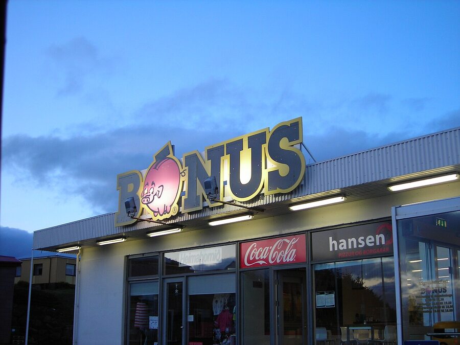 Bónus storefront with the trademark pink pig logo
