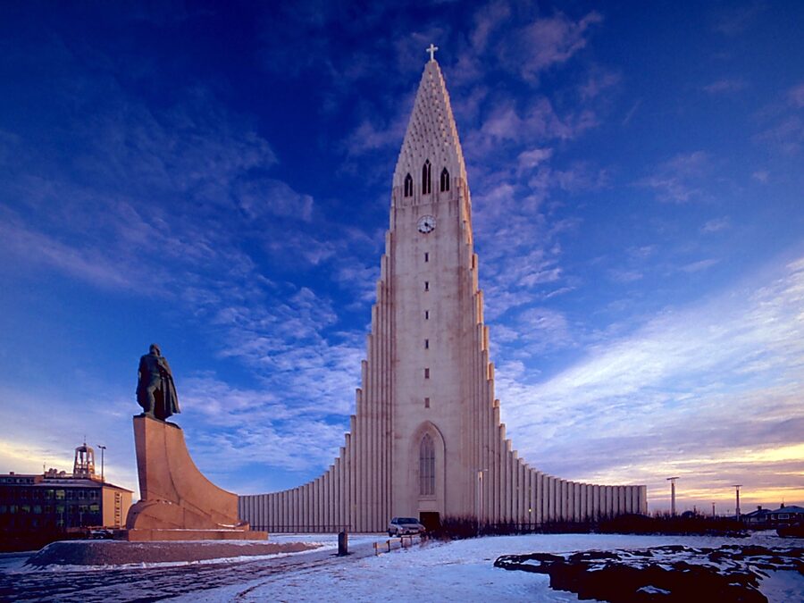Hallgrímskirkja in Reykjavík with the Leifur Eiríksson statue