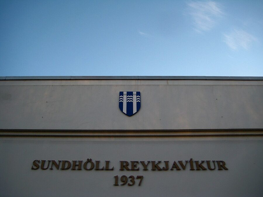 The roof terrace of Sundhöll Reykjavíkur with one of the hot pots
