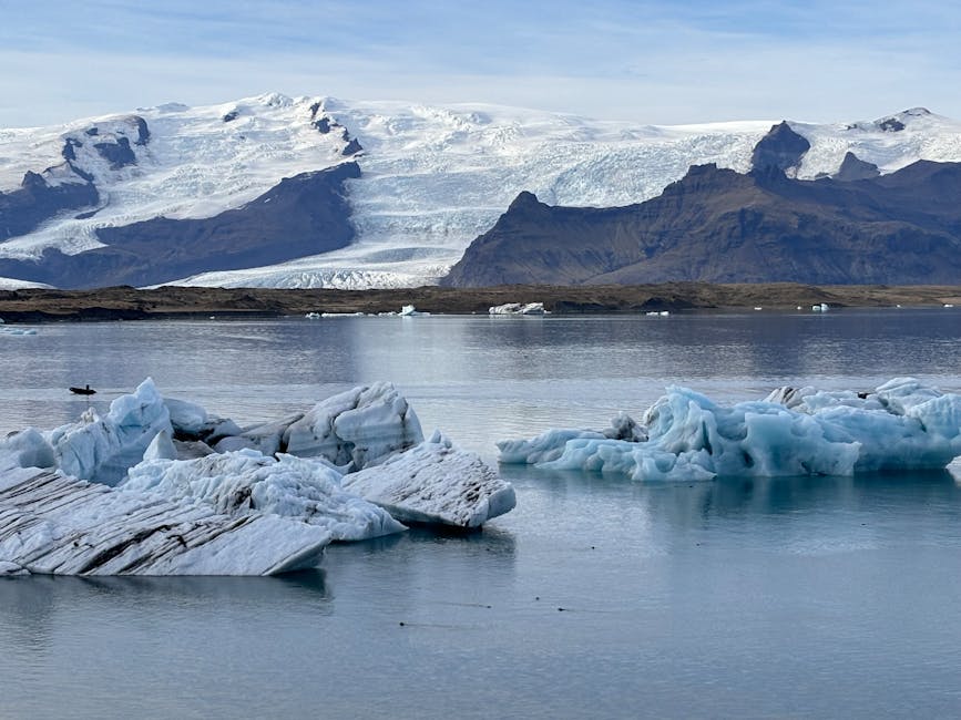 Icebergs drifting in Jökulsárlón glacier lagoon