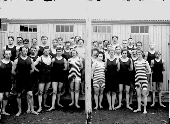 A historical 1909 photograph of the Grettir swimming pavilion in Skerjafjörður, Reykjavík
