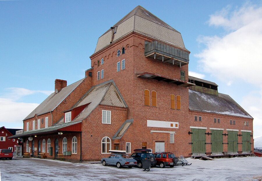 The small platform at Abisko Östra halt under snow