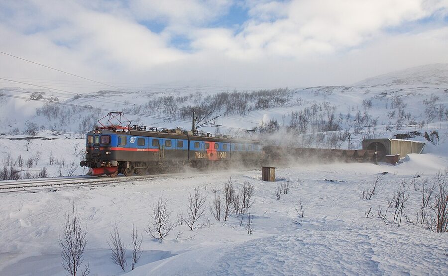 An LKAB Dm3 ore locomotive in livery