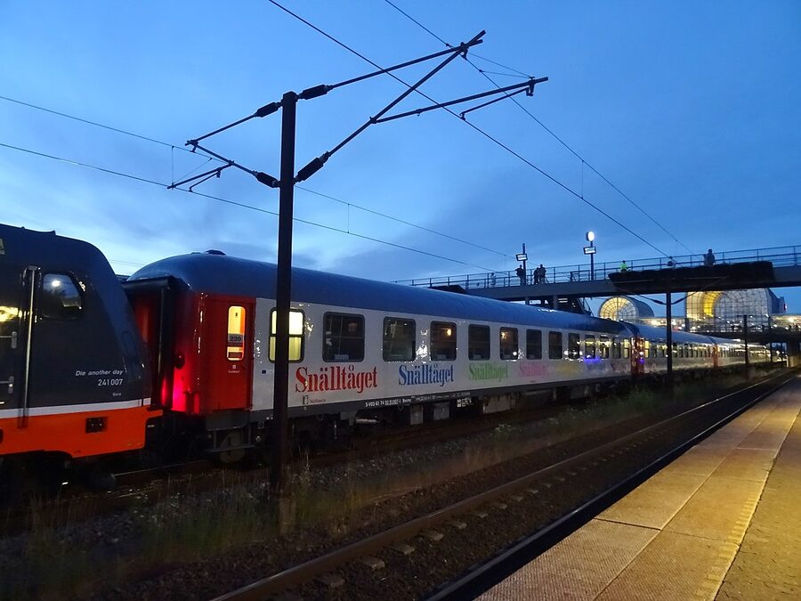The first night train of Snälltåget arriving at Høje Taastrup station