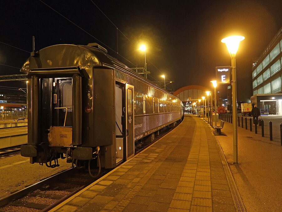 An SJ WL4 sleeper carriage in livery at Malmö