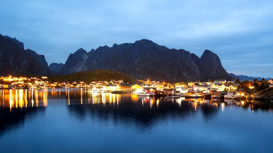 Reine red rorbuer fishing village panorama