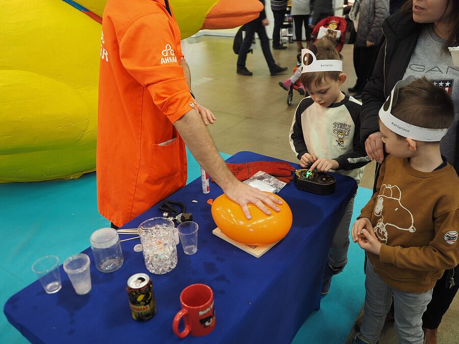 A balloon experiment demonstration on stage at MATKA 2020