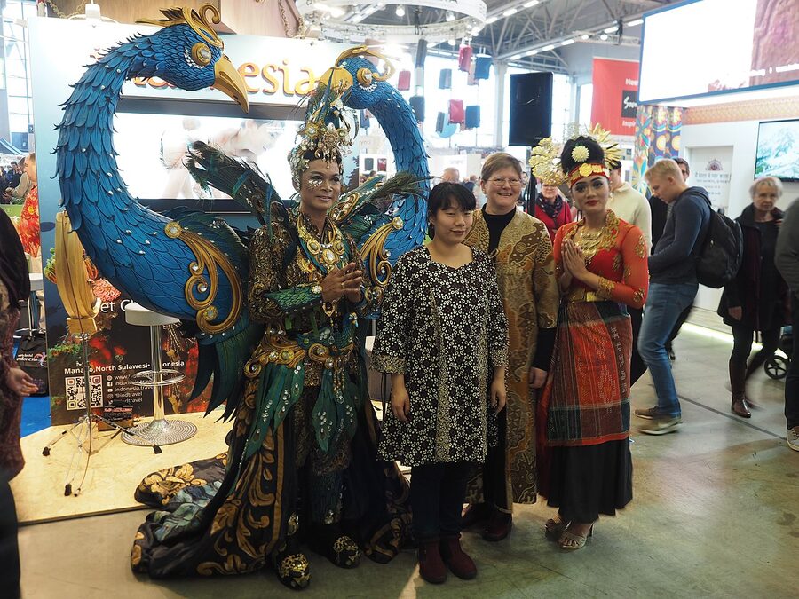Indonesian women in traditional dress at MATKA 2020