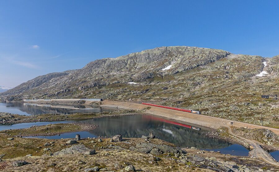 NSB El 18 electric locomotive between Hallingskeid and Finse on the Bergen Line