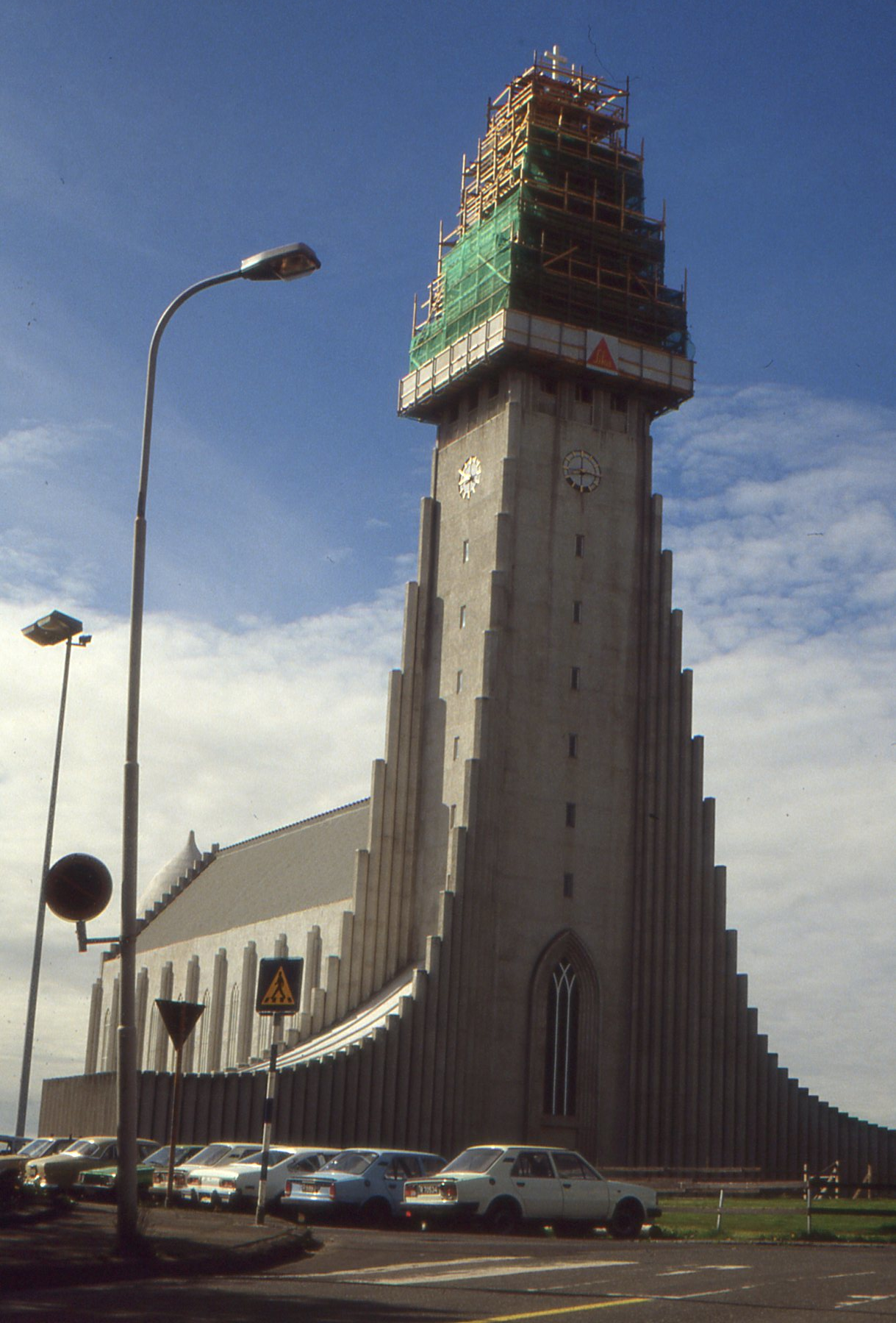 Hallgrimskirkja under construction in 1988