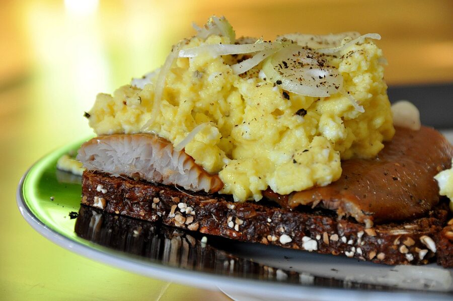 Toasted rugbrød with smoked herring, scrambled egg and shallot