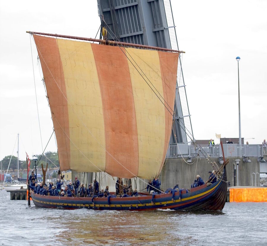 Sea Stallion arrives in Dublin in 2007 with onlookers on the quayside