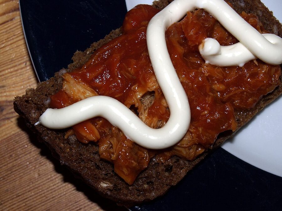 Rugbrød with mackerel in tomato sauce