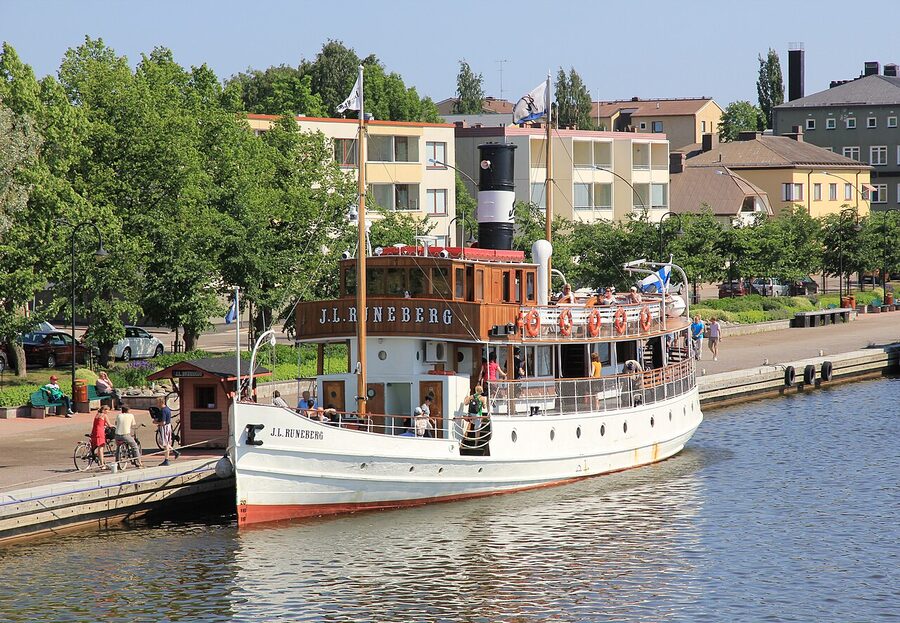 The S/S J.L. Runeberg seen from astern on the Porvoonjoki, a black-and-white historic vessel
