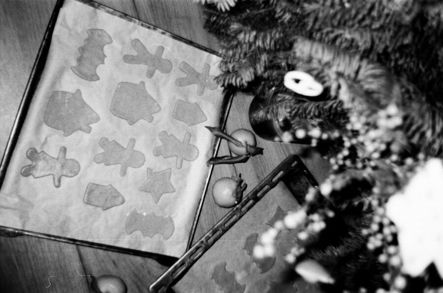 Heart-shaped pepparkakor gingerbread cookies with white icing decoration on a wooden board