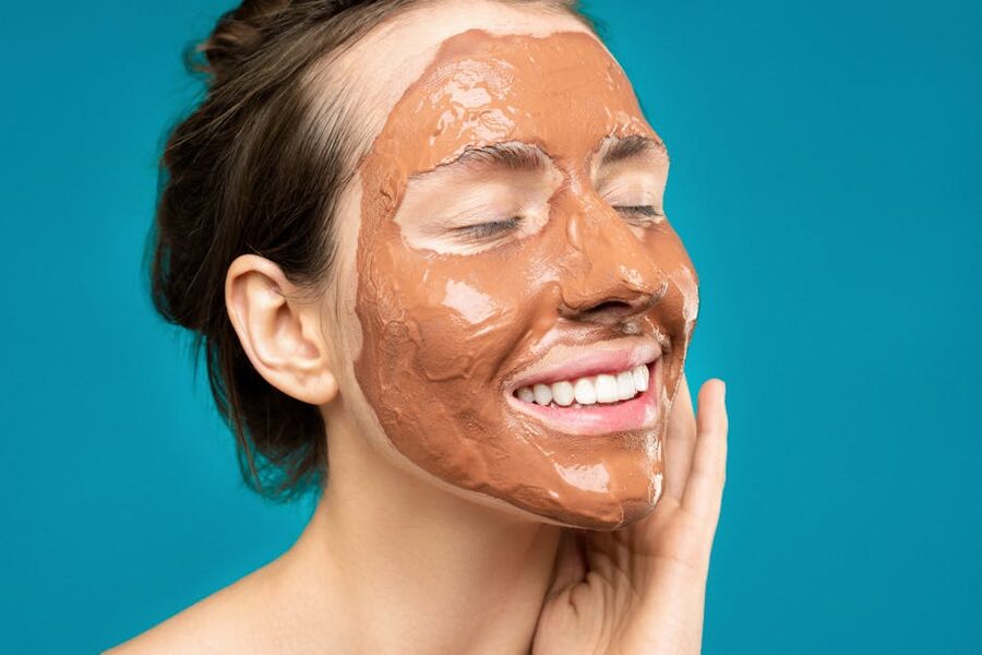 A silica mud mask, the kind handed out at the Blue Lagoon mask bar