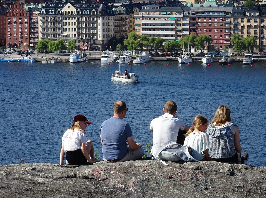 Skinnarviksberget on a summer evening, Stockholmers spread across the granite