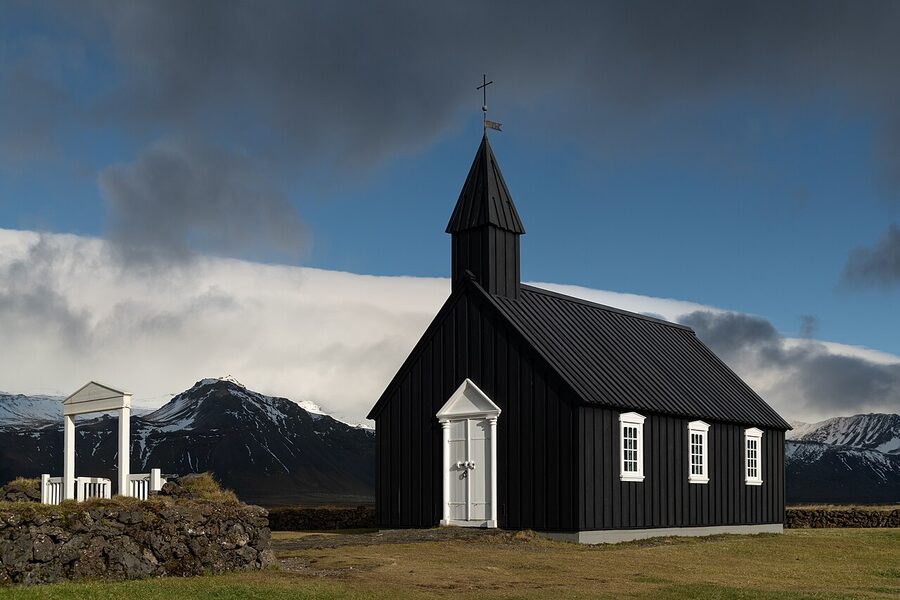 Búðakirkja black church with the Snæfellsjökull-area mountains behind