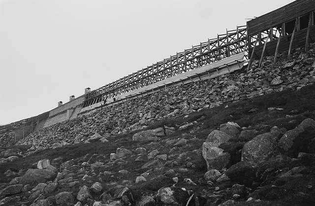 Construction of the snow tunnel at Hallingskeid station, Bergen Line