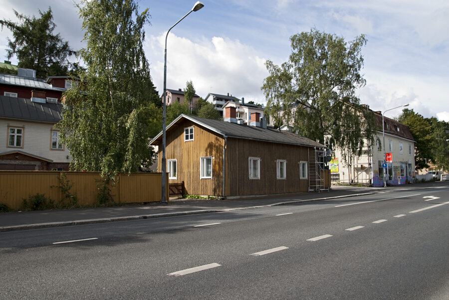 The wooden front entrance of Rajaportti sauna in Pispala