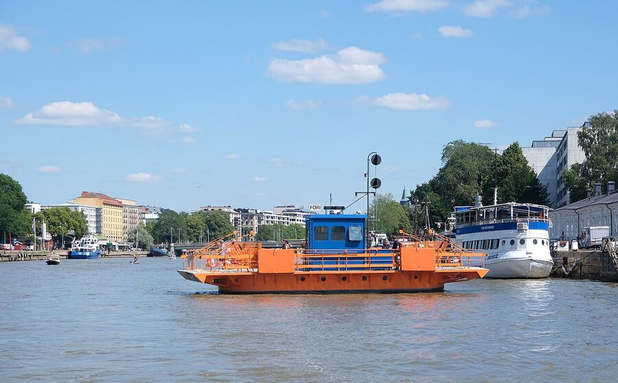 The Föri ferry approaching the bank in 2021