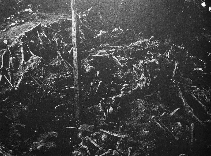 Archaeologists at the 1905 mass-grave excavation outside Visby