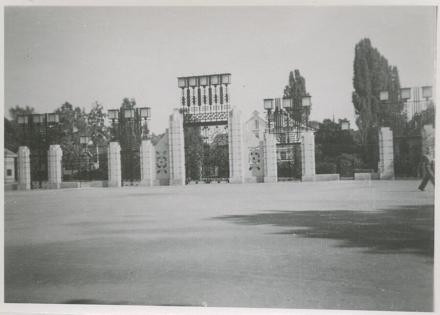 The bronze gate entrance to Vigelandsparken, Oslo